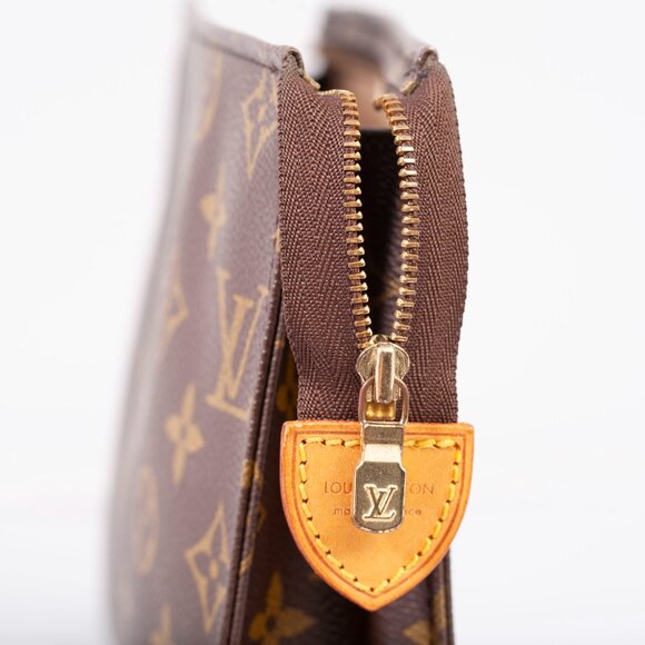 Authentic LOUIS VUITTON Monogram Canvas Toiletry 19 - Picture 8 of 12